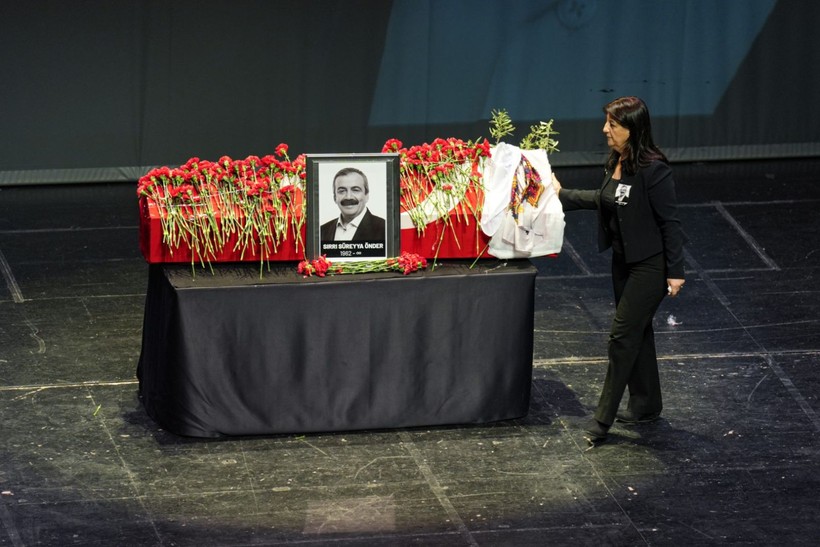 Kare kare veda: Sırrı Süreyya Önder son yolculuğuna böyle uğurlandı - Resim: 38