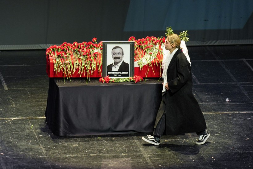 Kare kare veda: Sırrı Süreyya Önder son yolculuğuna böyle uğurlandı - Resim: 39