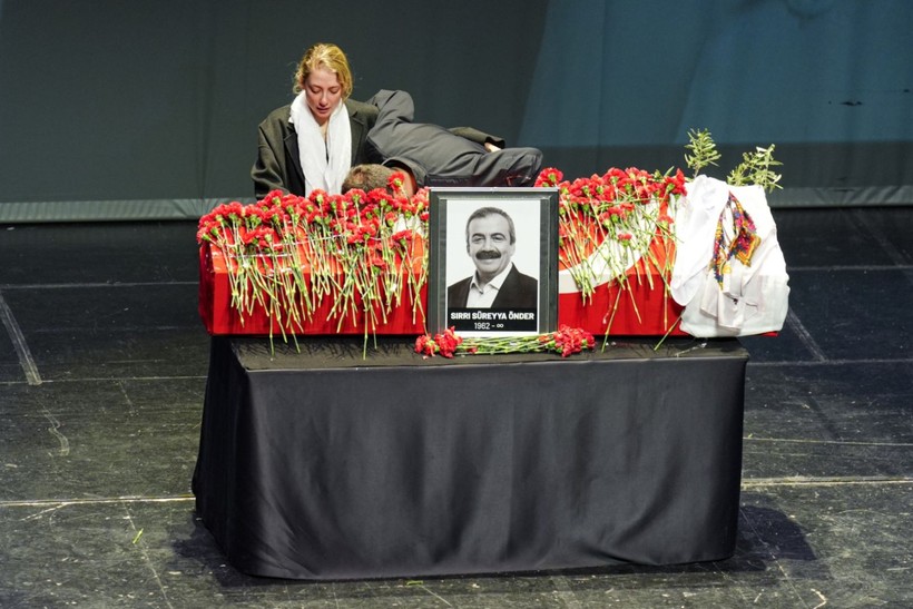 Kare kare veda: Sırrı Süreyya Önder son yolculuğuna böyle uğurlandı - Resim: 40