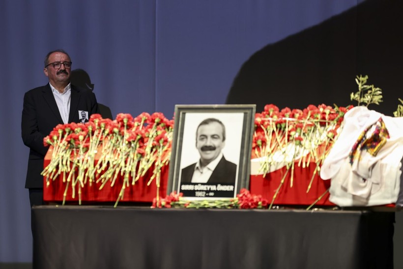 Kare kare veda: Sırrı Süreyya Önder son yolculuğuna böyle uğurlandı - Resim: 42