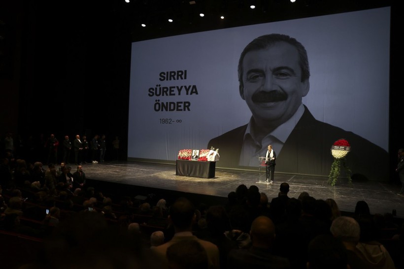 Kare kare veda: Sırrı Süreyya Önder son yolculuğuna böyle uğurlandı - Resim: 47