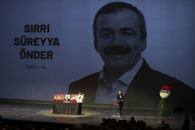 Kare kare veda: Sırrı Süreyya Önder son yolculuğuna böyle uğurlandı - Resim: 49