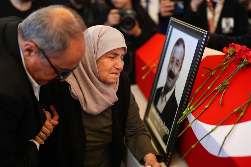 Kare kare veda: Sırrı Süreyya Önder son yolculuğuna böyle uğurlandı - Resim: 12
