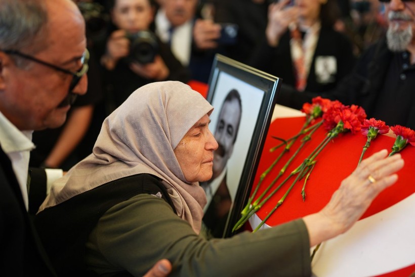 Kare kare veda: Sırrı Süreyya Önder son yolculuğuna böyle uğurlandı - Resim: 5