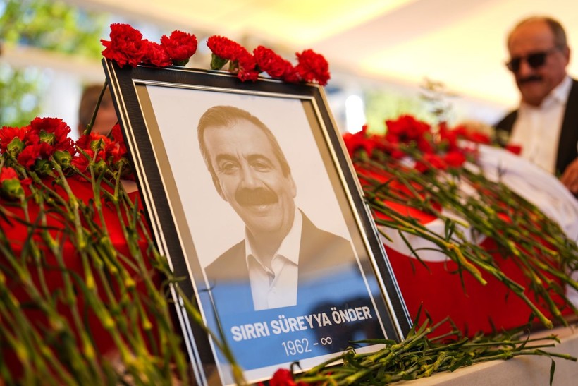 Kare kare veda: Sırrı Süreyya Önder son yolculuğuna böyle uğurlandı - Resim: 53