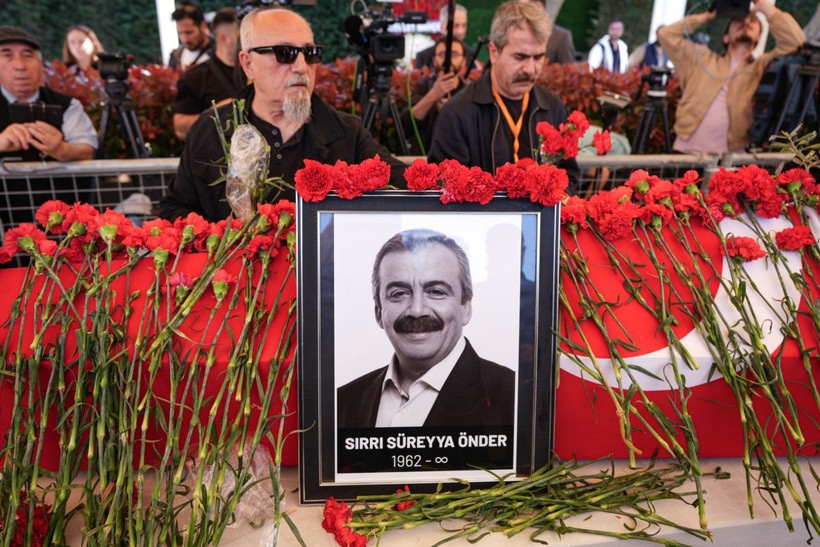Kare kare veda: Sırrı Süreyya Önder son yolculuğuna böyle uğurlandı - Resim: 13