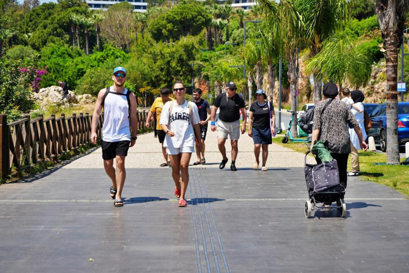 Termometreler 28 dereceyi gördü, tatilciler sahillere akın etti - Resim : 2