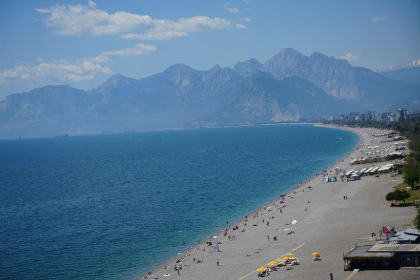 Termometreler 28 dereceyi gördü, tatilciler sahillere akın etti - Resim : 1