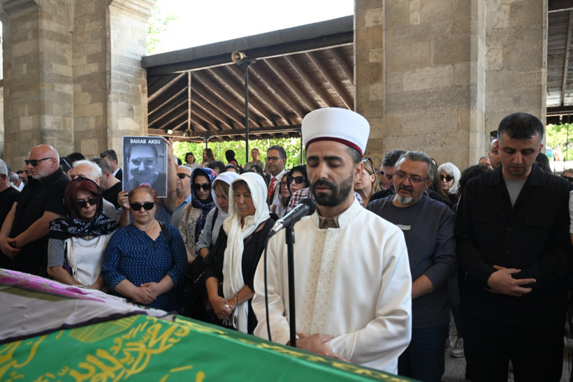 Eski eşi tarafından öldürülen Bahar, son yolculuğuna uğurlandı - Resim : 3