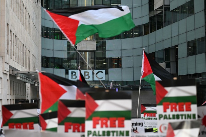 BBC'nin önüne akın ettiler - Resim: 14