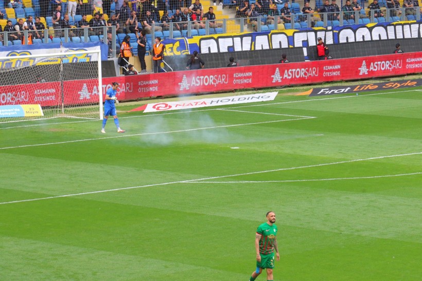 Ankaragücü-Amedspor maçı olaylı başladı: Tribünlerden sahaya madde yağmuru - Resim : 2