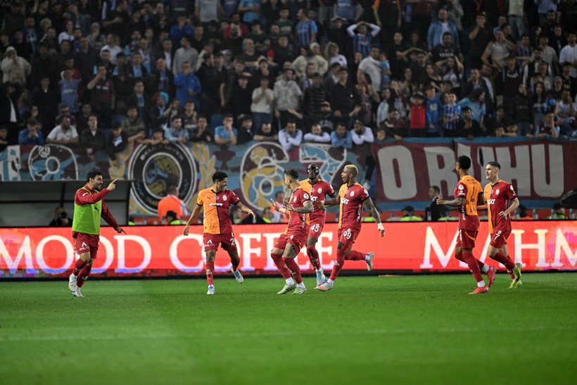 Galatasaray ikinci yarıda açıldı, şampiyonluk meşalesini yaktı - Resim : 2