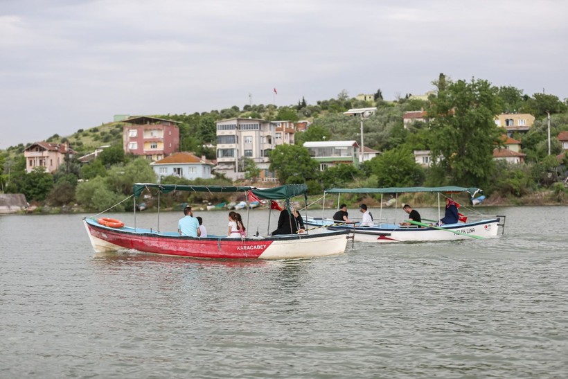 'Küçük Venedik' Gölyazı'nda kadın kaptanlar turizme yön veriyor - Resim: 16