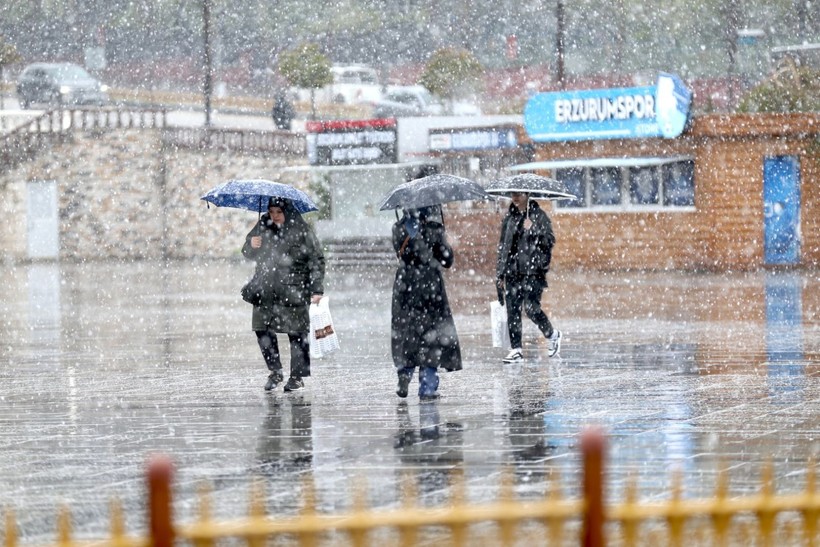 Yaz gelmeden kış geri döndü: Türkiye’nin doğusu beyaza büründü - Resim: 1
