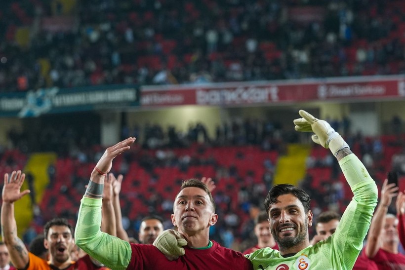 Galatasaray'da kupa coşkusu: Zafer Muslera'nın elinden yükseldi - Resim: 1