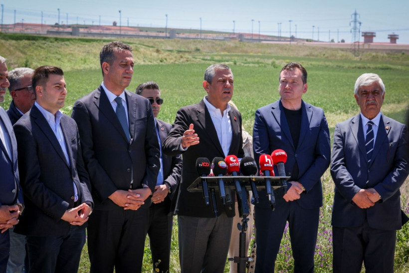 Özgür Özel 'Tıkandık kaldık' dedi, Erdoğan'a yeni öneri sundu: Üç sen görevlendir, üç ben - Resim : 1