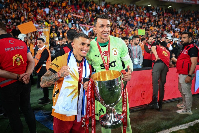 Galatasaray'da kupa coşkusu: Zafer Muslera'nın elinden yükseldi - Resim: 7