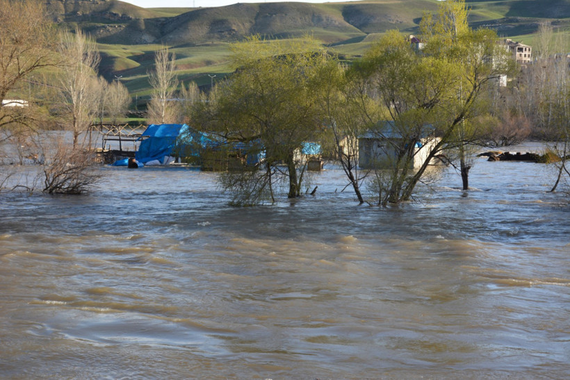 Sağanak nehri taşırdı: Tarım arazileri sular altında kaldı - Resim : 1