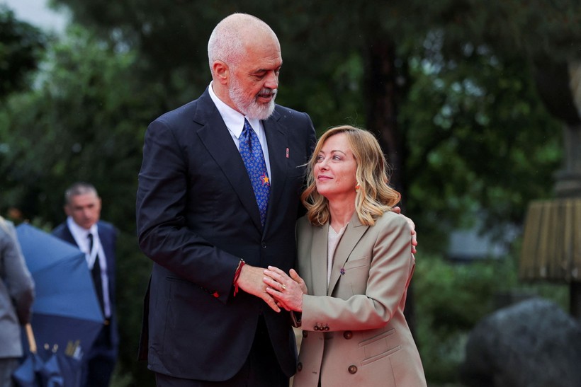 Arnavutluk lideri, Meloni'yi diz çökerek karşıladı - Resim : 2