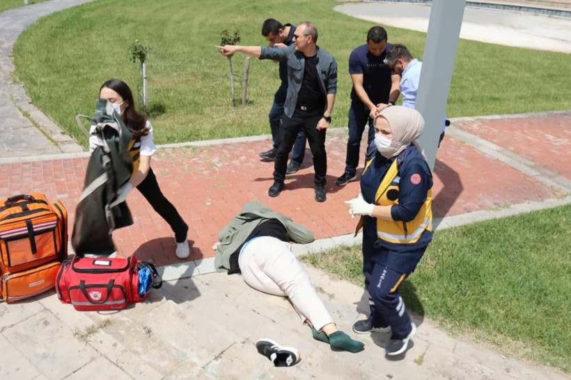 Üç ihtimal var: Parkta yaralı bulunan kadına ne oldu? - Resim : 1