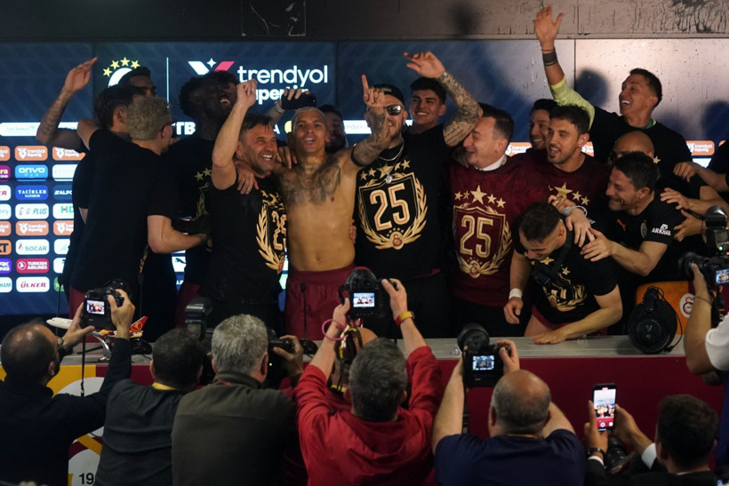 Toplantıyı bastılar: 'Okan Buruk istifa' - Resim : 1