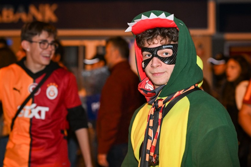 Türkiye sarı kırmızıya boyandı: Sokaklara döküldüler - Resim: 26