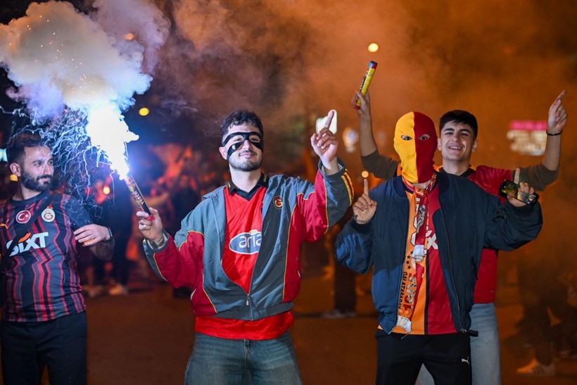 Türkiye sarı kırmızıya boyandı: Sokaklara döküldüler - Resim: 27