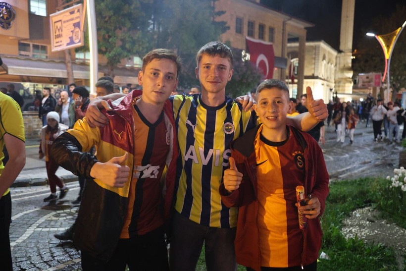 Türkiye sarı kırmızıya boyandı: Sokaklara döküldüler - Resim: 28