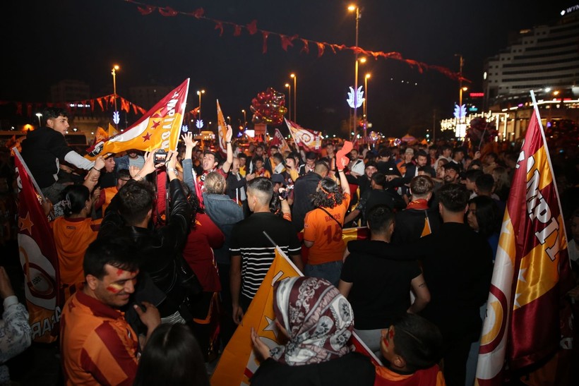 Türkiye sarı kırmızıya boyandı: Sokaklara döküldüler - Resim: 16