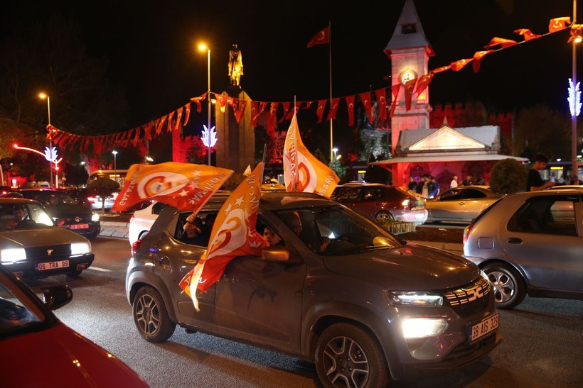 Türkiye sarı kırmızıya boyandı: Sokaklara döküldüler - Resim: 17