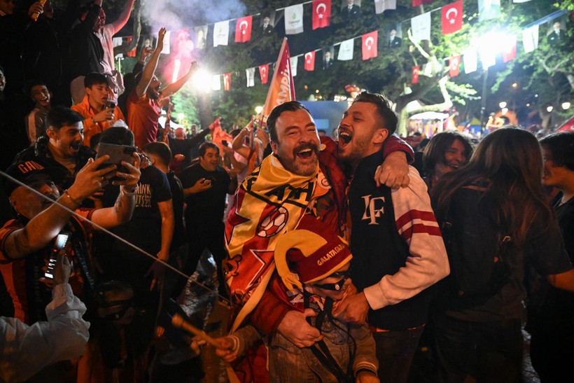 Türkiye sarı kırmızıya boyandı: Sokaklara döküldüler - Resim: 19