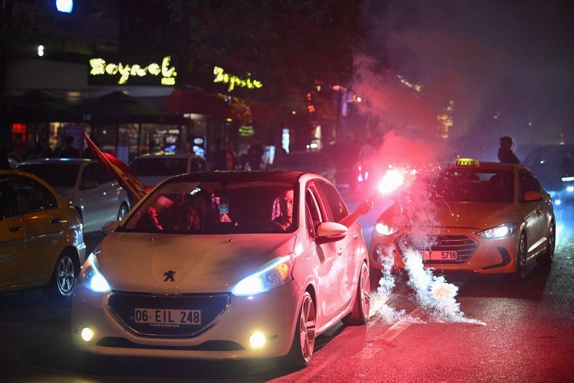 Türkiye sarı kırmızıya boyandı: Sokaklara döküldüler - Resim: 22