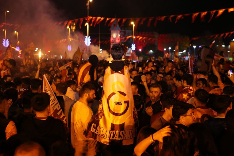 Türkiye sarı kırmızıya boyandı: Sokaklara döküldüler - Resim: 18