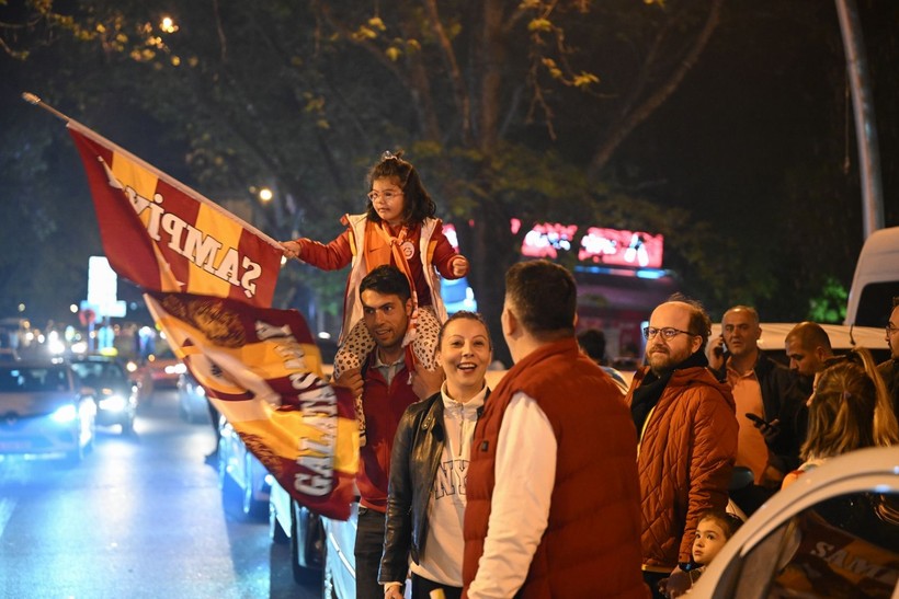 Türkiye sarı kırmızıya boyandı: Sokaklara döküldüler - Resim: 20