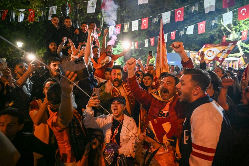 Türkiye sarı kırmızıya boyandı: Sokaklara döküldüler - Resim: 21