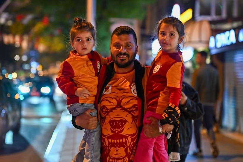 Türkiye sarı kırmızıya boyandı: Sokaklara döküldüler - Resim: 14