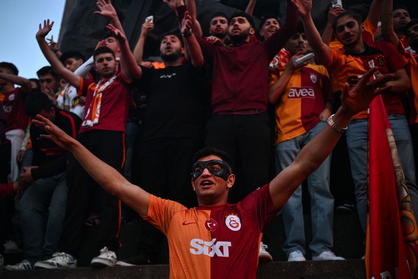 Türkiye sarı kırmızıya boyandı: Sokaklara döküldüler - Resim: 5