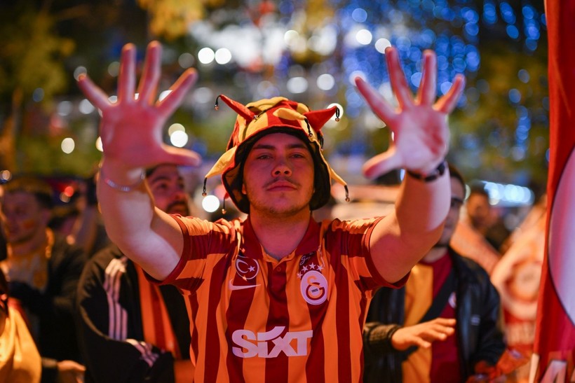 Türkiye sarı kırmızıya boyandı: Sokaklara döküldüler - Resim: 11