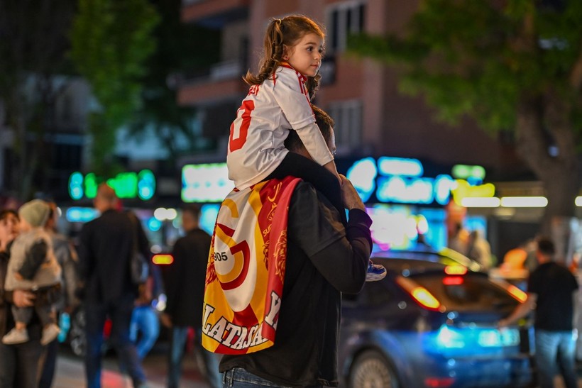 Türkiye sarı kırmızıya boyandı: Sokaklara döküldüler - Resim: 12