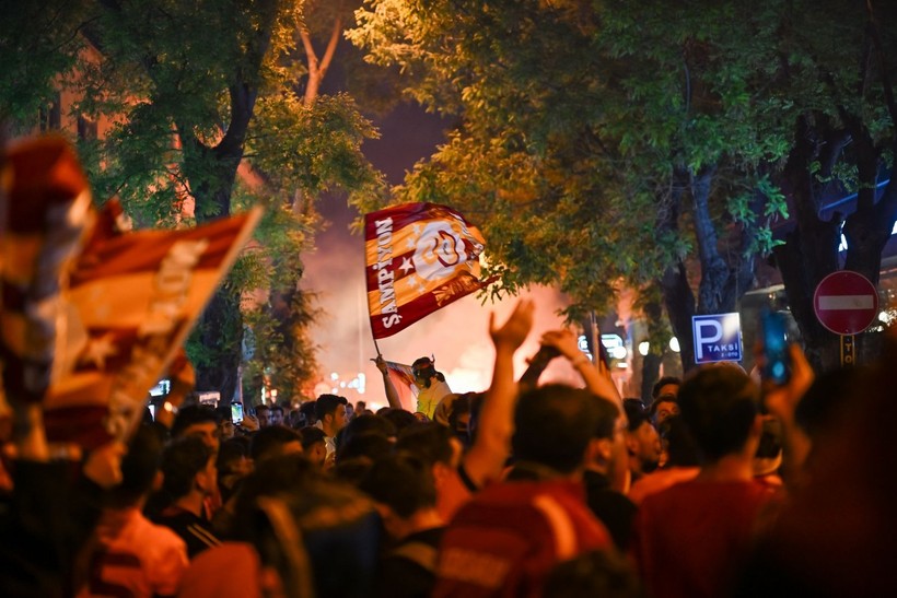 Türkiye sarı kırmızıya boyandı: Sokaklara döküldüler - Resim: 15