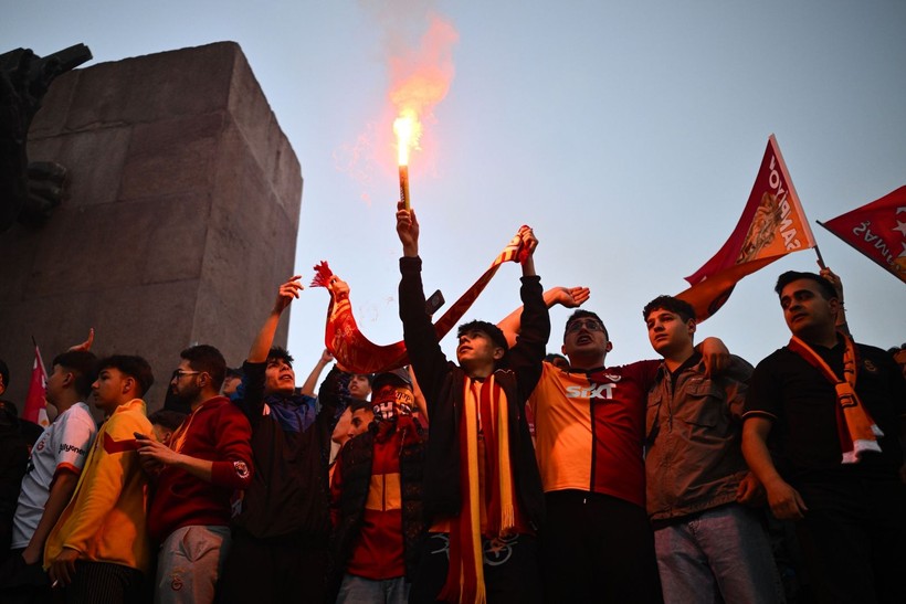 Türkiye sarı kırmızıya boyandı: Sokaklara döküldüler - Resim: 2