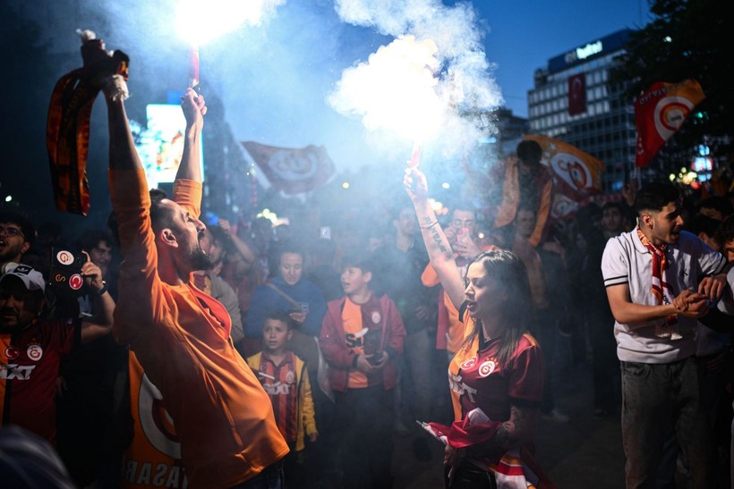 Türkiye sarı kırmızıya boyandı: Sokaklara döküldüler - Resim: 8