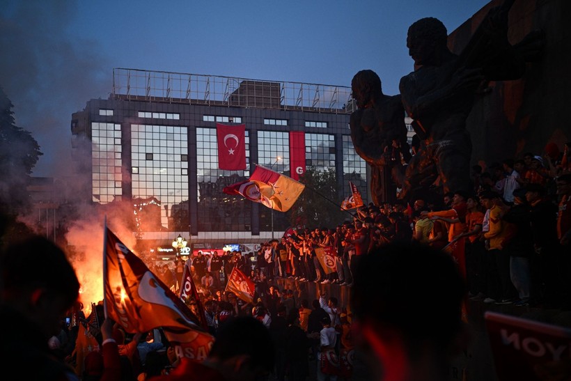 Türkiye sarı kırmızıya boyandı: Sokaklara döküldüler - Resim: 9