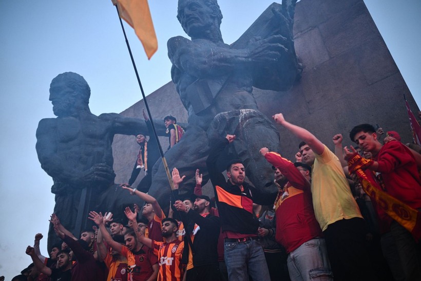 Türkiye sarı kırmızıya boyandı: Sokaklara döküldüler - Resim: 1