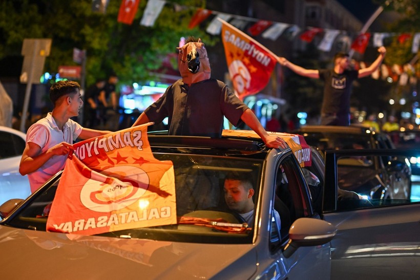Türkiye sarı kırmızıya boyandı: Sokaklara döküldüler - Resim: 13