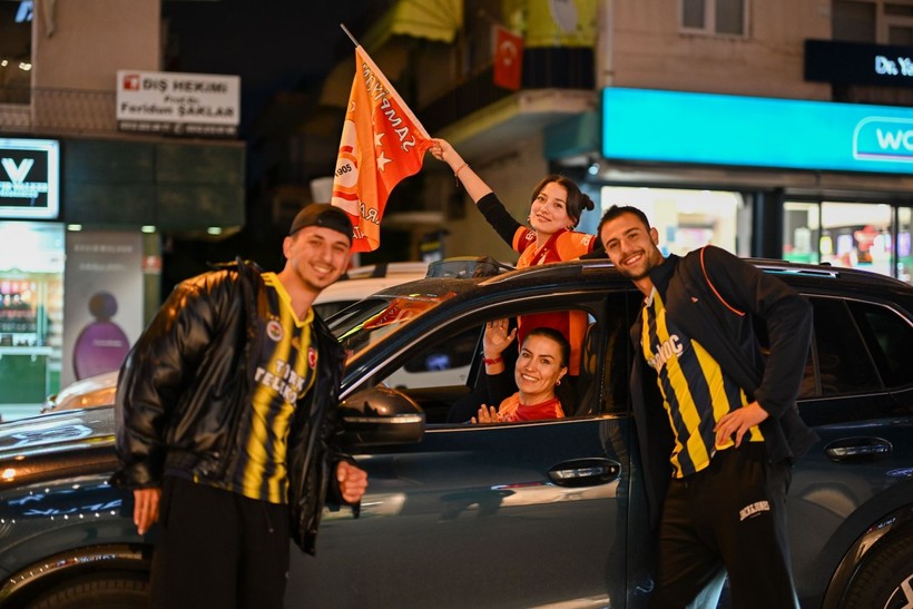 Türkiye sarı kırmızıya boyandı: Sokaklara döküldüler - Resim: 4
