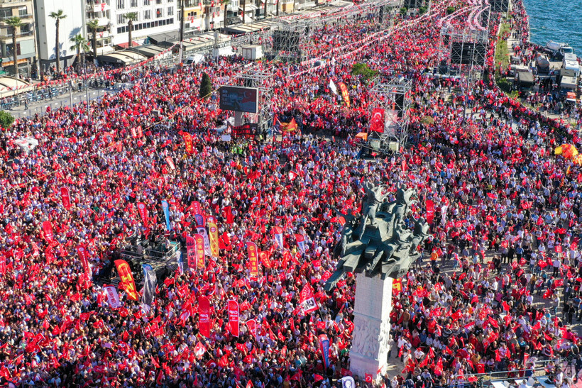 Milyonlar bayraklarla Gündoğdu Meydanı'na aktı - Resim : 5