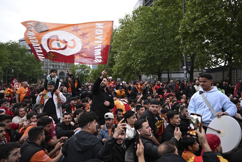 Galatasaray'ın kutlamaları olaylı bitti: 33 polis yaralandı - Resim: 6