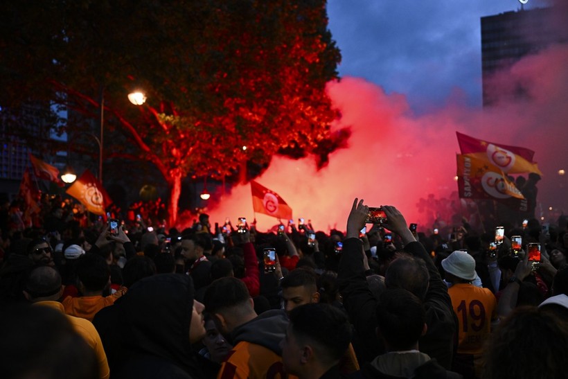 Galatasaray'ın kutlamaları olaylı bitti: 33 polis yaralandı - Resim: 2