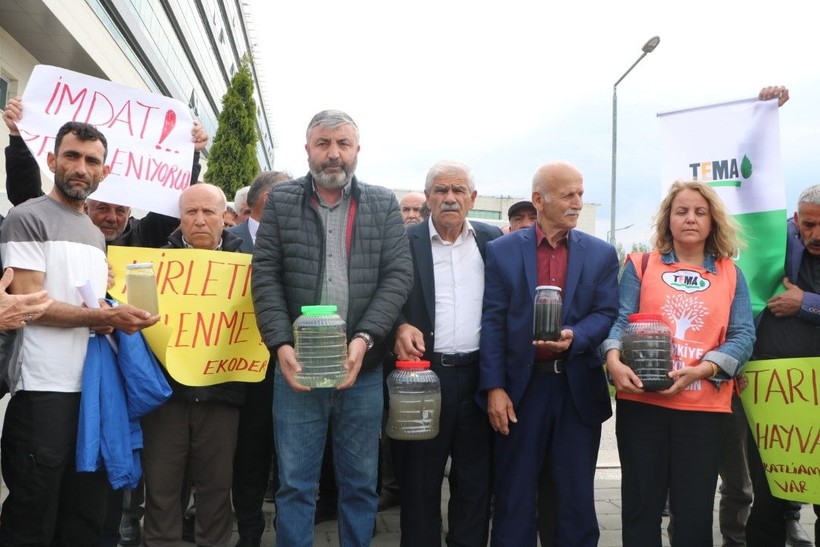 Gerede Çayı’ndaki kirliliğe tepki gösterip adliye önünde gıyabi cenaze namazı kıldılar - Resim: 1
